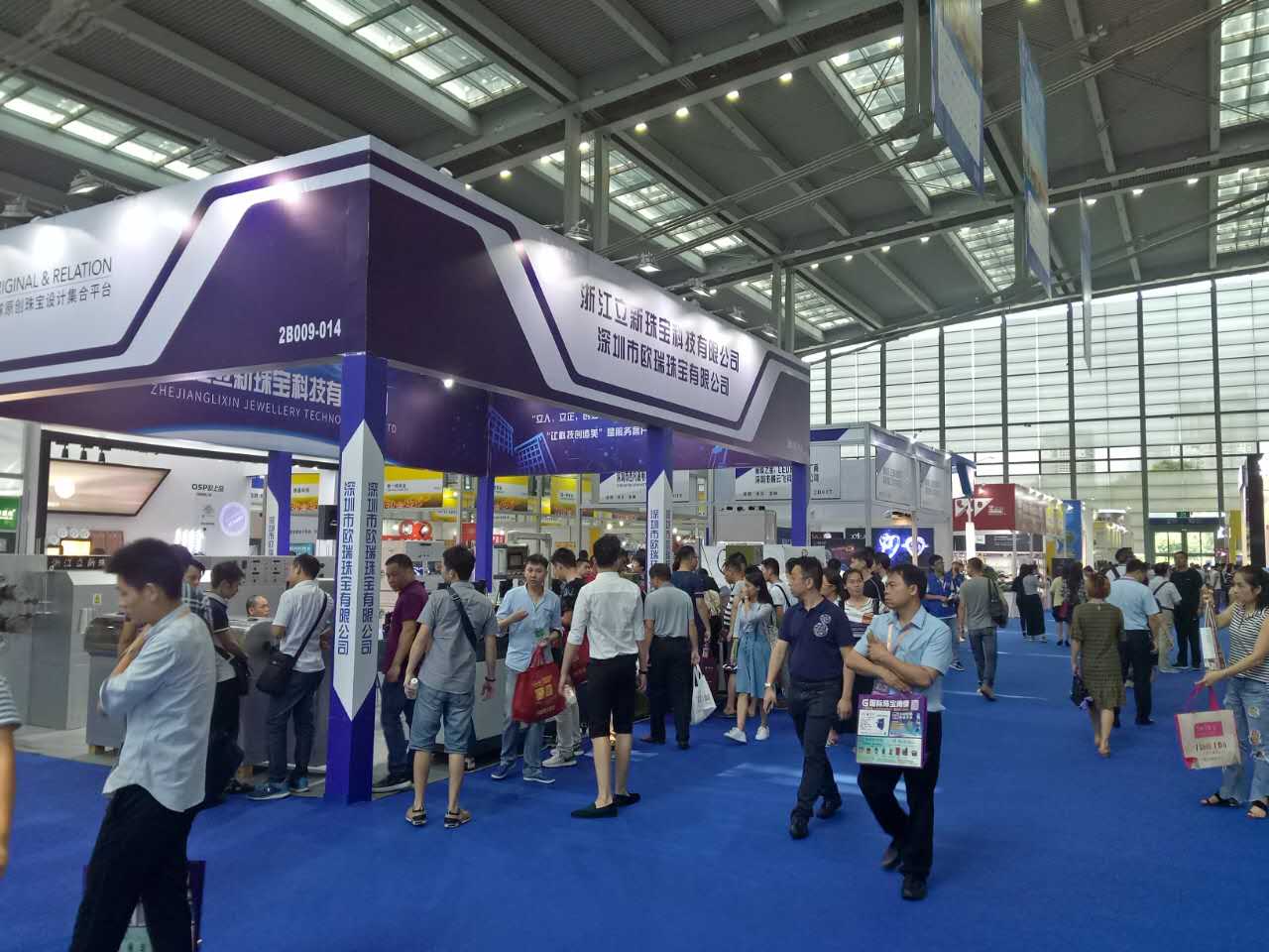 At the Lixin Jewelry Technology booth at the Shenzhen International Jewelry Fair